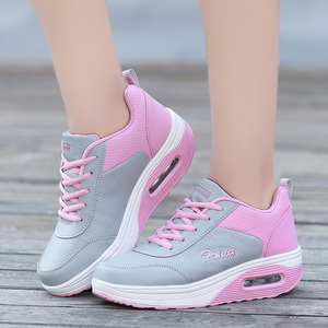 2019秋季新款厚底运动休闲鞋气垫防滑女摇摇鞋皮面百搭防水旅游鞋