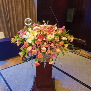 烟台同城速递开业庆典商务会议讲台花桌花路引鲜花芝罘区莱山福山