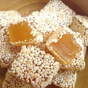 芝麻软糖牛皮芝麻糖潮汕特产明糖鸭脖子糖包心卷贡糖