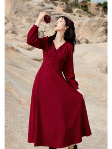订婚红色连衣裙平时可穿早秋赫本风法式复古v领小个子长袖红裙子