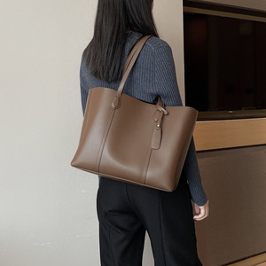 香港潮牌真皮通勤女士包包大容量软皮简约大气百搭手提单肩托特包