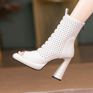 防水台粗跟鱼嘴凉靴女真皮2022年夏季新款铆钉洞洞靴欧美镂空凉鞋