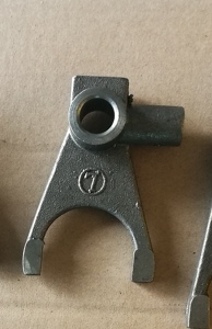 00tb839477095淘宝农用手扶拖拉机沭河101转向拨叉拨叉套拨叉背一套