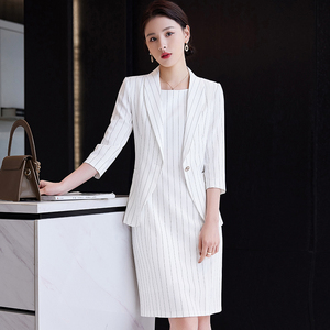 白色条纹西装套裙