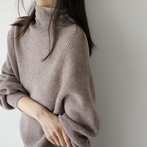 xiner 亲肤摩卡色羊毛毛衣女高领时髦宽松慵懒女21秋冬针织衫上衣