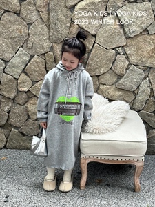 韩国品牌童装2023年冬季新款女童简约休闲风一体绒带帽长款卫衣裙