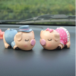 车载车内汽车上装饰品汽车摆件创意个性可爱一对亲嘴对猪