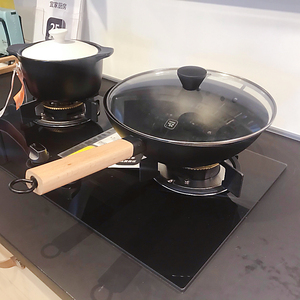 宜家国内代购 瓦达恩 带盖中式炒菜锅电磁炉通用碳钢家用锅具30cm