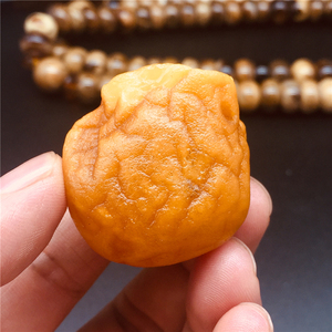 波罗的海琥珀蜜蜡原石脑纹水滴吊坠鸡油黄海漂籽料钱袋子精美配饰