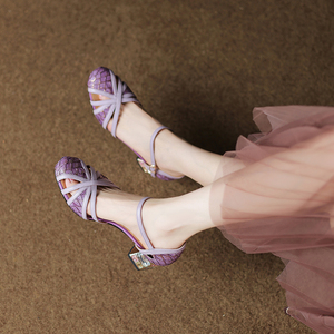 夏季真皮拼色镂空包头凉鞋女2024新款复古水钻粗跟后空紫色罗马鞋