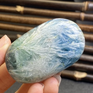 天然七彩萤石水晶随形把玩件羽毛雪花萤石原石矿物标本家居饰品