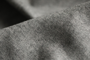 意大利原装进口浅烟灰细斜纹法兰绒啥味呢精纺羊毛面料设计师布料