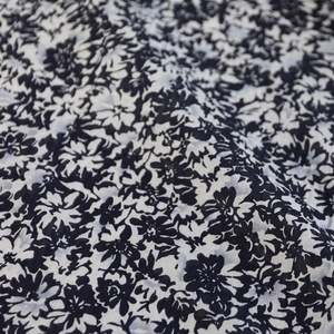 日本进口薄款墨蓝白色水墨花瓣印花凹凸泡泡纯棉面料设计师布料