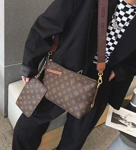 路易希努尔正品女包6380休闲斜跨饺子包横款欧美时尚拉链商场同款