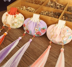 50t_1485698686609_0407淘宝香囊古风刺绣香包女古代香囊吊坠驱蚊