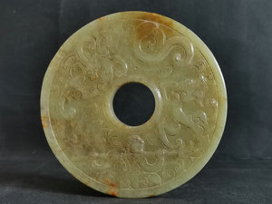 汉和田黄玉游丝毛雕龙人纹玉璧