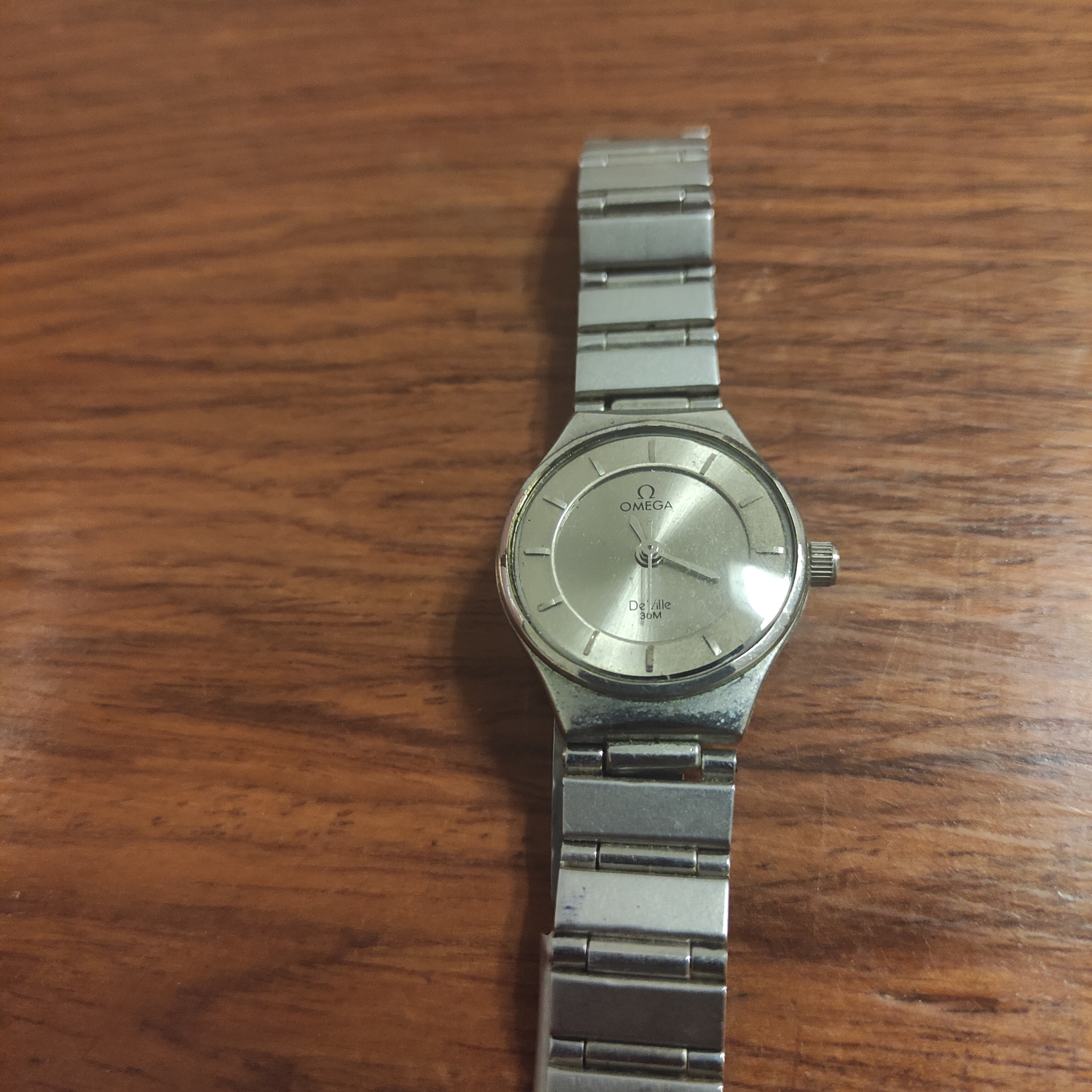 2,在家找了一只欧米茄手表,正面是omega deville,背面是omega