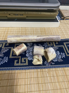 鸵鸟腿骨,已经脱脂.大骨尺寸为190mm*25mm左右有二个