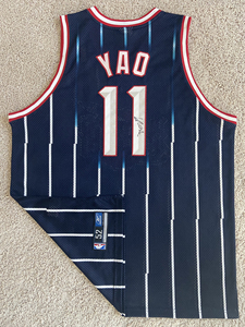 【收藏展示】姚明签名新秀au球衣,极其少见的锐步新秀auth