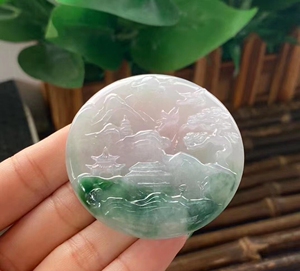 山水牌,天然翡翠a货,整个手镯芯雕刻,底子细腻起胶感,飘阳绿