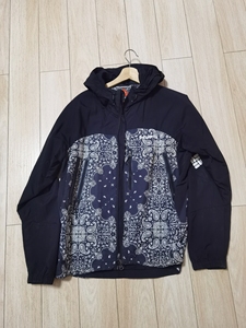 哥伦比亚腰果花冲锋衣 m码 成色如图 需要细节图私我