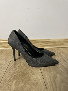 女士高跟鞋,五公分左右,脚瘦35码,35码35码,仅仅试穿,h胡小曼100