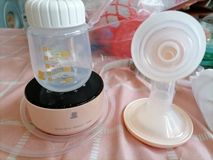 在婴儿店买的小白熊全自动吸奶器,很方便哦!就之前开奶用过几次
