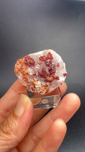 稀有宝石原矿～酒红色钙镁电气石共生菱镁矿，产状自巴西，酒红色