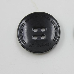 以纯精品纽扣,买裤子的时候送的,当时想扔掉,老板说留着以后肯