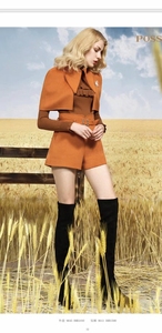 保时霓，杏色披肩小外套，借用模特，本的是杏色的，全新带吊牌，