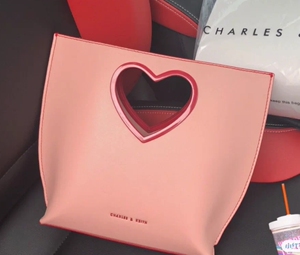 小ck情人节限定爱心镂空包