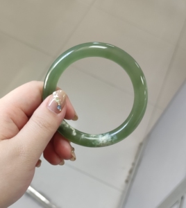 岫玉手镯,深绿冰的圆条一只,颜色很正的绿冰,飘了三分之一的翠