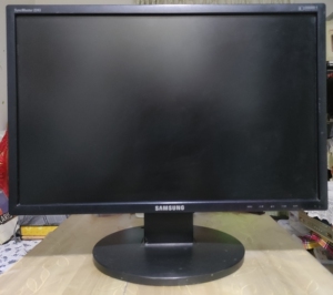 三星显示器,型号:2243bwplus,实物拍摄,屏幕上有个