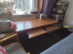 曲美家具：书桌加椅子一套。材质：板木结合。书桌尺寸：70*1