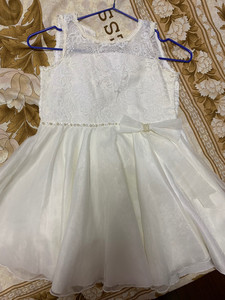 女童礼服蓬蓬连衣裙，背部半透明网纱，有打底半身蓬蓬裙，外加长