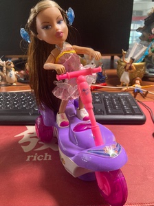 国外老玩具Bratz摇滚芭比娃娃滑板车声光车，会扭动。摇滚亚