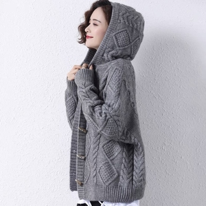 带帽手工编织毛衣