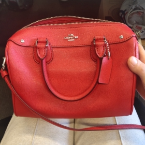 coach波士顿包包几乎没怎么用,结婚装红包用过一次,红色很