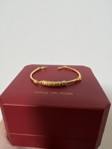 周大福婚嫁lucky幸运字母足金黄金手镯计价f220052送