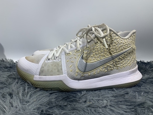 耐克 欧文3 白银气垫篮球鞋:42.5码,成色不错,右脚鞋面
