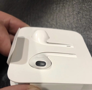 苹果11耳机原装,已有蓝牙耳机,用不到了,正常价出,捡便宜的