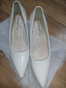 35码米色高跟鞋,跟高五六厘米左右,在我们这里一个牌子店买的