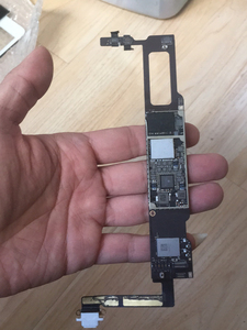 ipad mini2 主板 目测是被干过硬盘 估计是硬解id