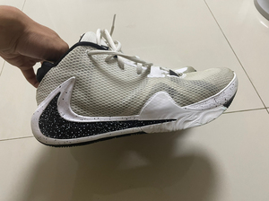 字母哥一代 奥利奥配色 后掌气垫澎湃 鞋底磨损不算大 没有泛