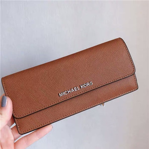 mk长款十字纹牛皮卡包 材质:牛皮 款式:长款钱包 薄款钱包