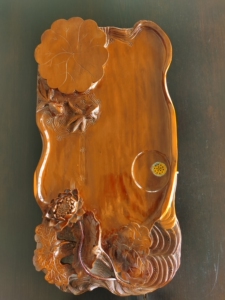 红豆杉原木高级茶盘,长×宽×厚=80×40×6～9厘米.