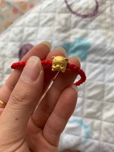 香港六福珠宝999足金q版可爱小金猪黄金转运珠串珠配红绳手链