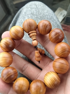 7圆一条柏柏木手串,直径2.0厘米,带松香味,花纹和颜色都是