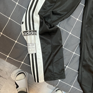 adidas阿迪达斯串标裤,排扣裤,打篮球很适合,可以开扣