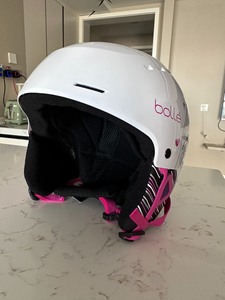 儿童滑雪头盔全新bolle，实拍图如下，可赠送一双儿童滑雪手